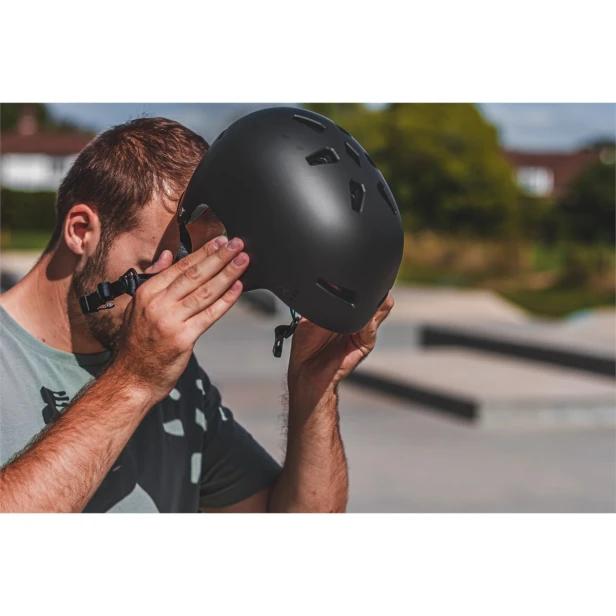 RKD159 REKD Elite 2.0 Helmet Black Lifestyle 3.jpg