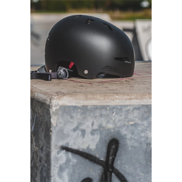 RKD159 REKD Elite 2.0 Helmet Black Lifestyle 6.jpg