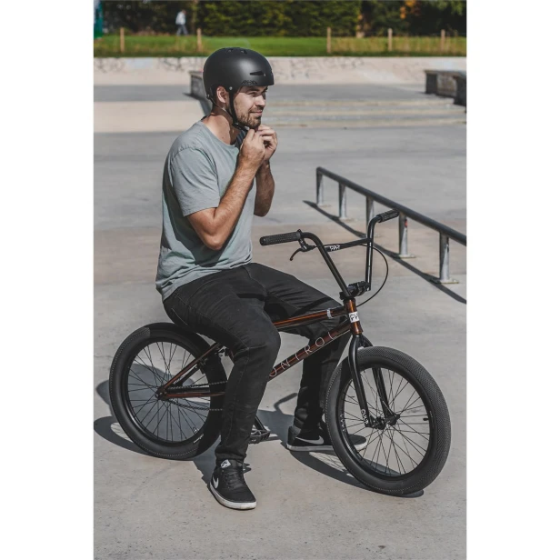 RKD159 REKD Elite 2.0 Helmet Black Lifestyle 7.jpg