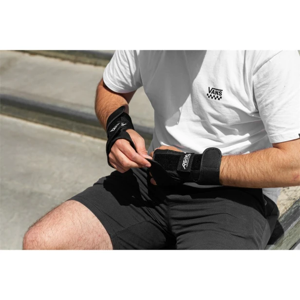RKD490 REKD Wrist Guards Black Putting On 1.jpg
