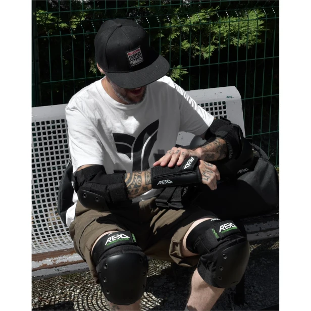 RKD495 REKD Pro Wrist Guards Black Putting On 1.jpg